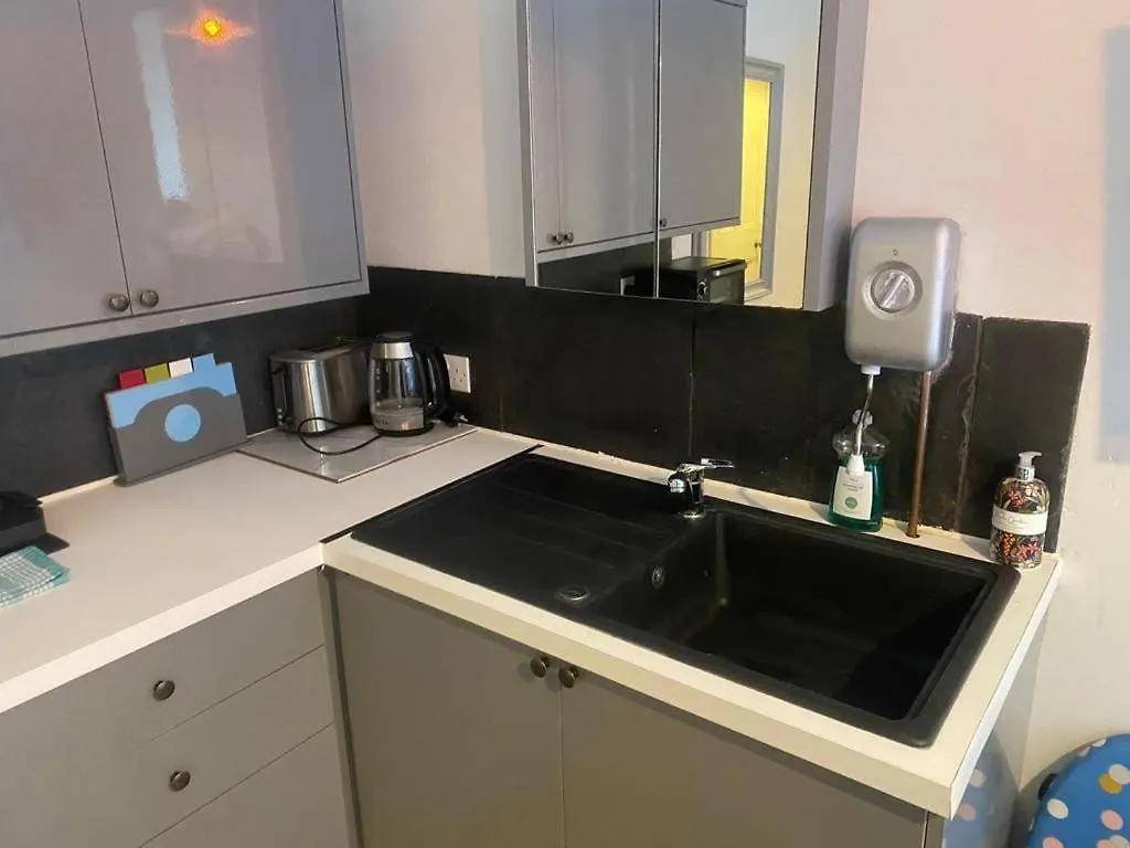 4 Compact Studio - Prime Location - Quiet Brighton 0*,