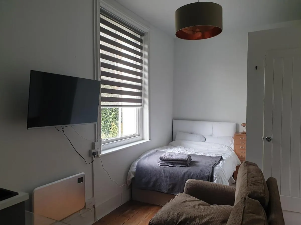 4 Compact Studio - Prime Location - Quiet Brighton Apartment
