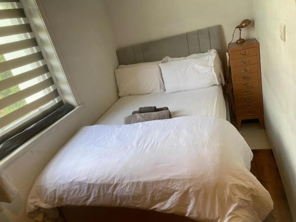 4 Compact Studio - Prime Location - Quiet Brighton Apartment